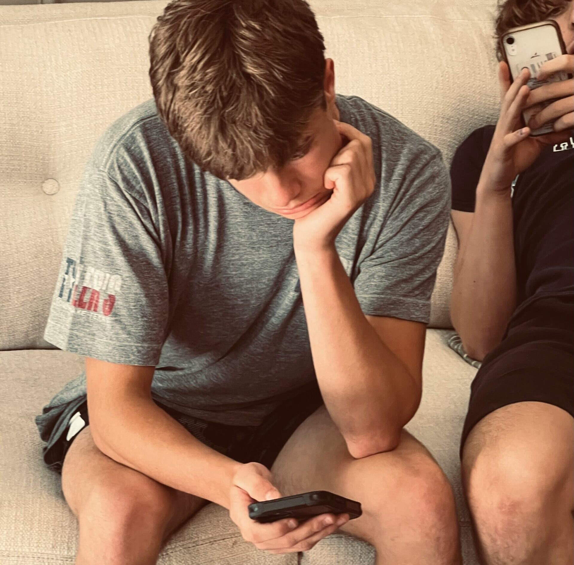 Adolescents enganxats al mòbil: Estratègies per a un ús saludable
